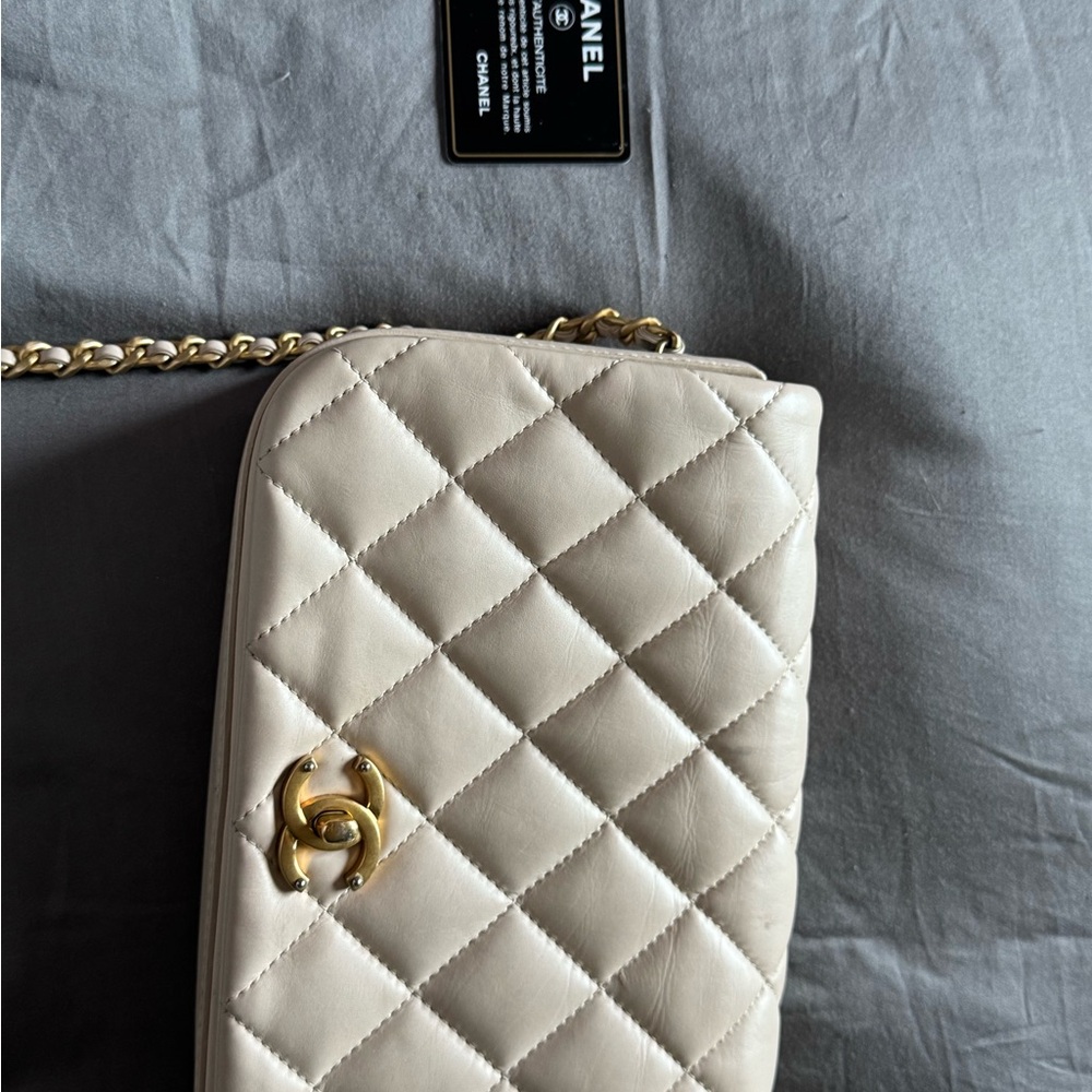 Chanel White Quilted Crossbody Bag with Gold Chain - Picture 9 of 10